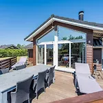 Vakantiehuis Bright And Spacious Family Retreat-by Traum Tarm